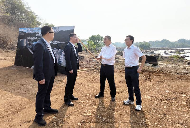 東方電氣國際合作有限公司副總經(jīng)理孫震平一行赴公司承擔土建施工任務的坦桑尼亞馬拉加斯水電站項目調(diào)研